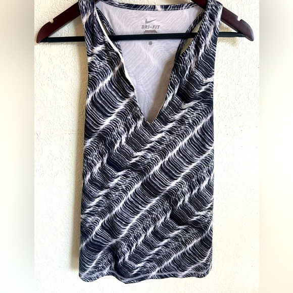 Nike Dri-FIT Women's Athletic Tank Top in Black and White Wave Pattern - Picture 1 of 4